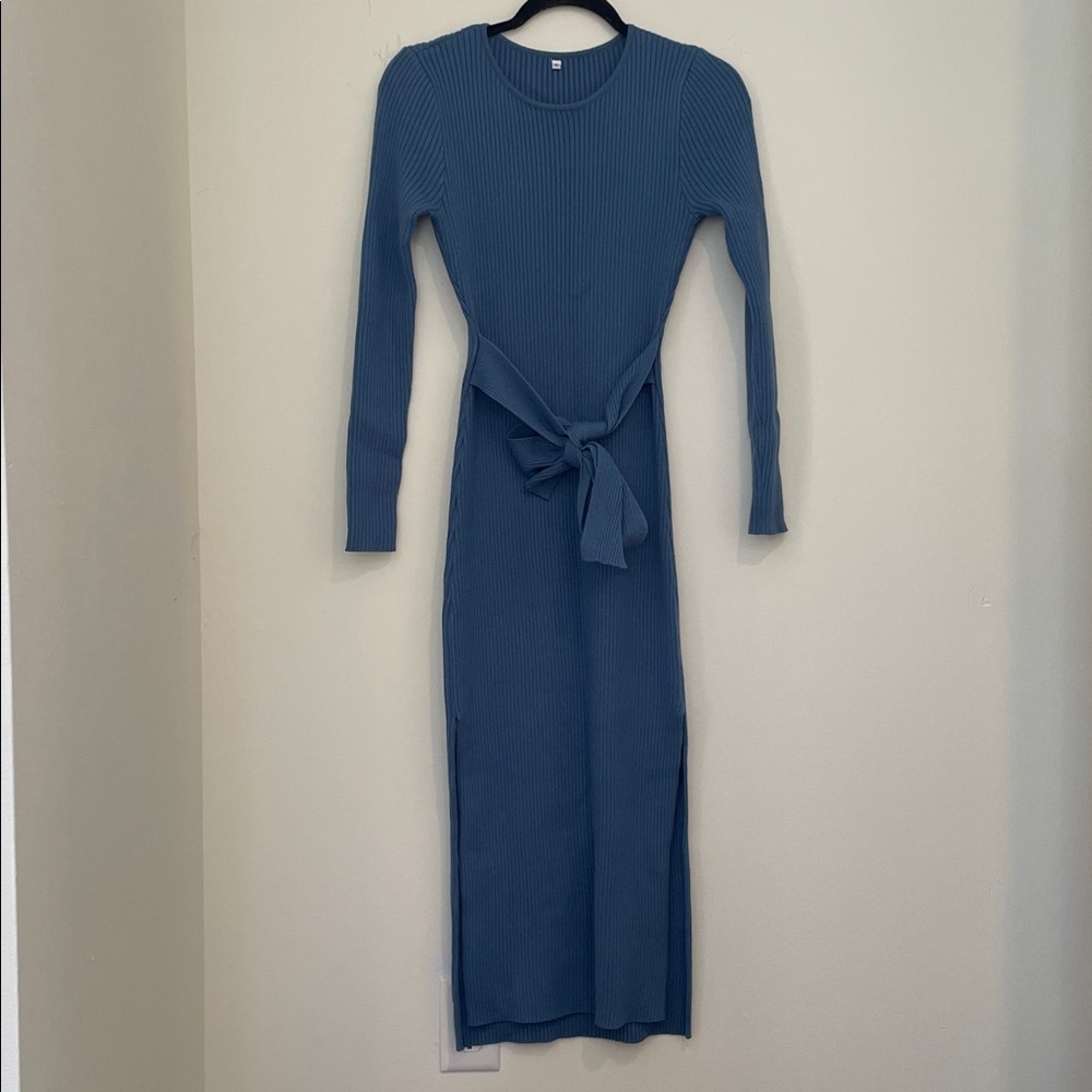 Elegant Blue Long-Sleeve Dress